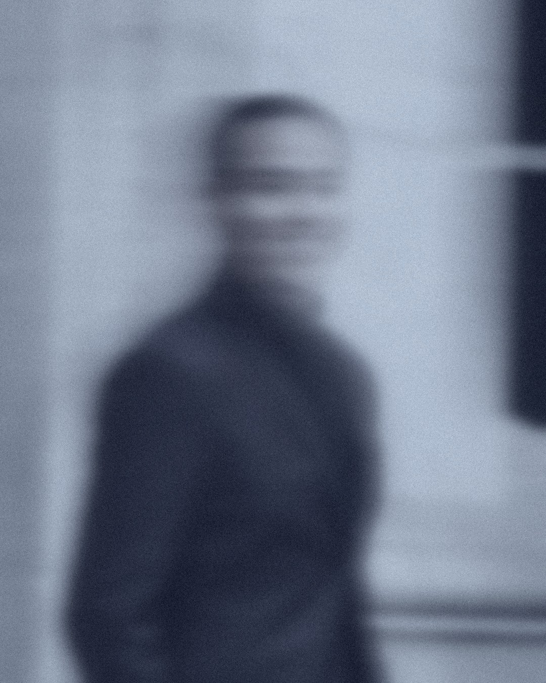 Unscharfe Silhouette einer Person, die nach vorne geht